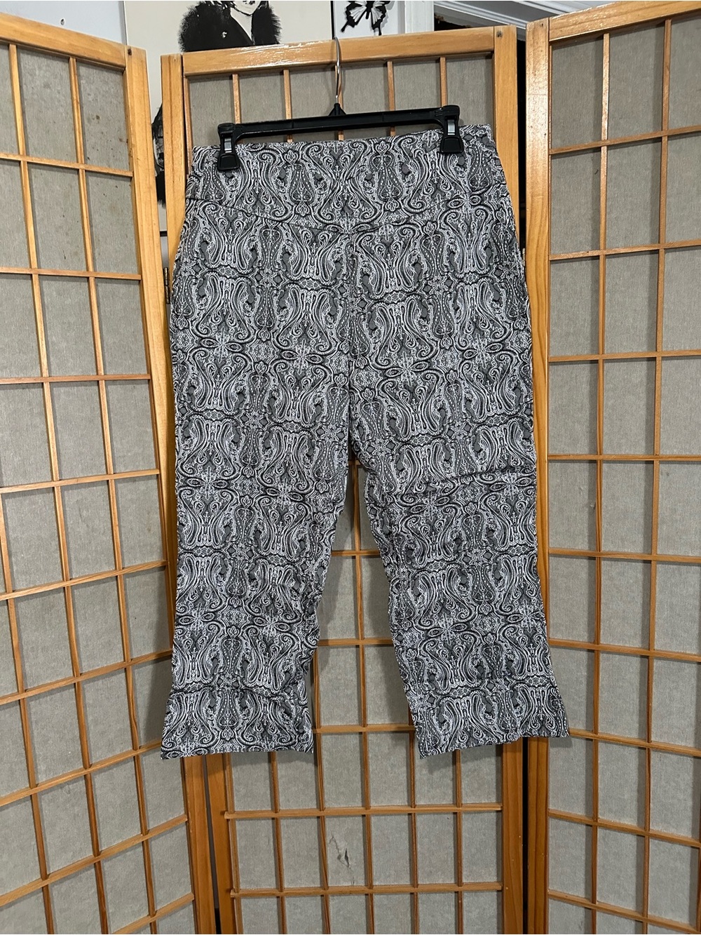 Lulu-B Vintage Grey Paisley Capri Pull on Pants